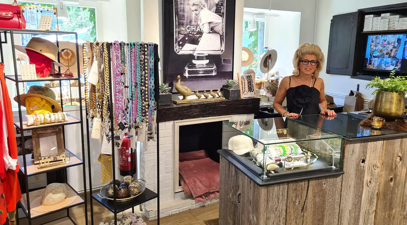 Boutique intérieure avec femme derrière le comptoir. Boutique intérieure avec femme derrière le comptoir.