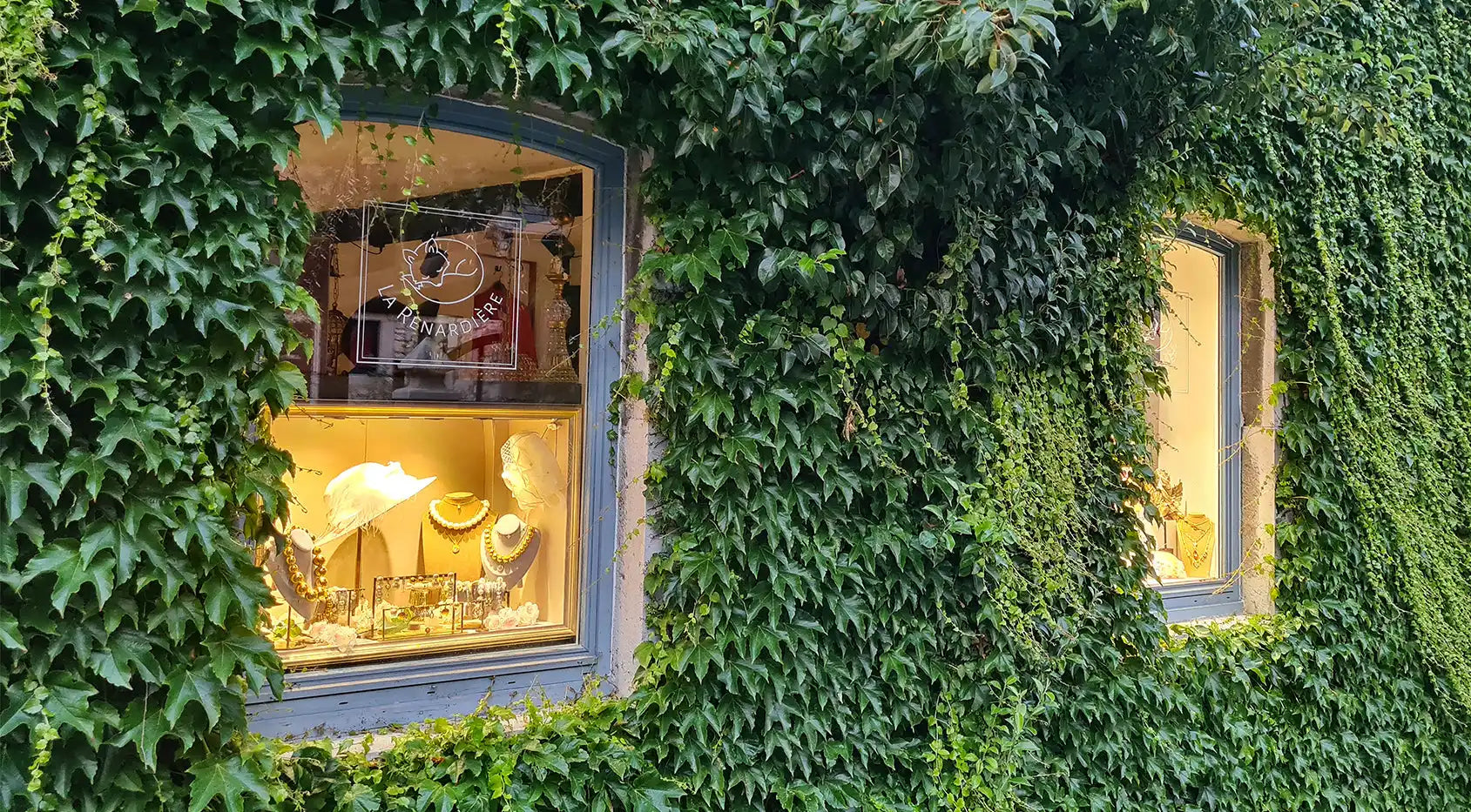 Bâtiment recouvert de lierre avec des vitrines. Bâtiment recouvert de lierre avec des vitrines.