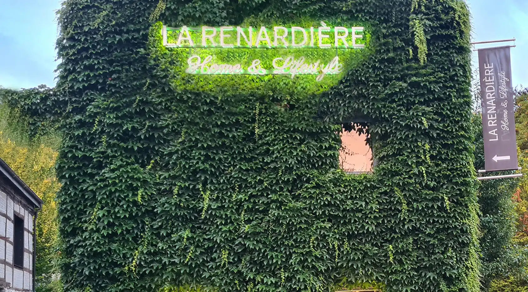 Bâtiment recouvert de lierre avec enseigne au néon. Bâtiment recouvert de lierre avec enseigne au néon.