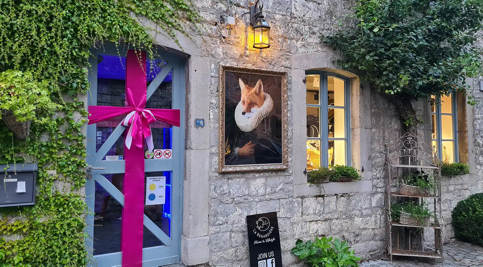 Bâtiment en pierre avec une décoration fantaisiste. Bâtiment en pierre avec une décoration fantaisiste.